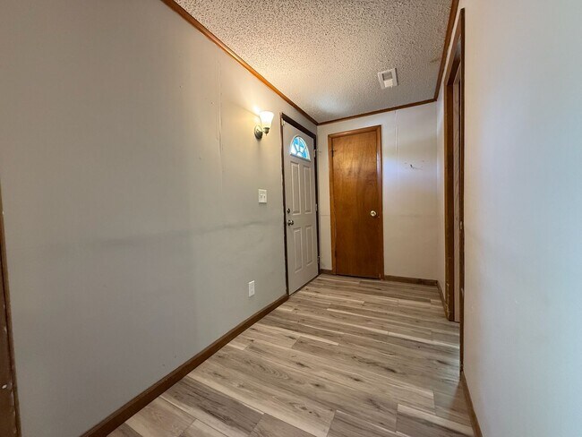 Foto del edificio - 3 bedroom 1 bath near 37th & Topeka