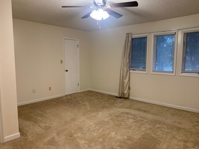 Amplio dormitorio principal - 411 Hobbs Rd SE