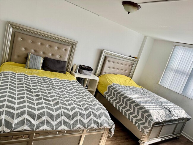 Foto del edificio - 9300 Bay Harbor Terrace
