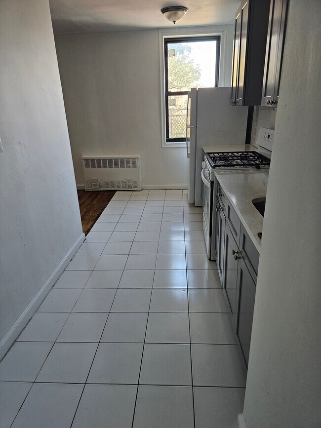 Foto del edificio - 84-16 Elmhurst Ave