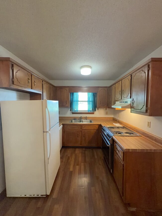 Building Photo - Adorable 2 Bedroom Duplex-106-B Pete Jones Dr.