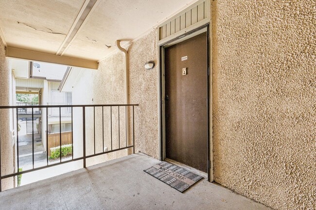 Building Photo - Experience comfortable city living in this...