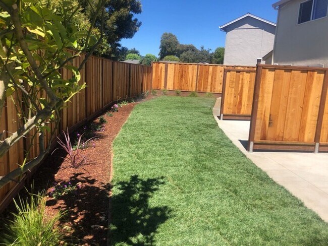 Amplio patio trasero - Lloyd Court Apartments