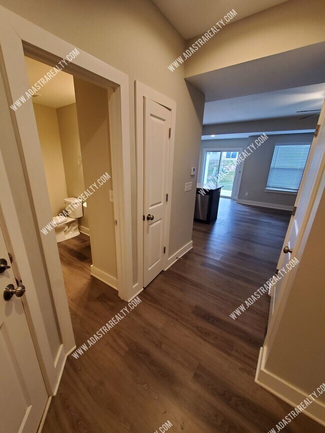 Foto del edificio - Gorgeous Like New-Built in 2020-Louisburg Town Home-Available NOW!!