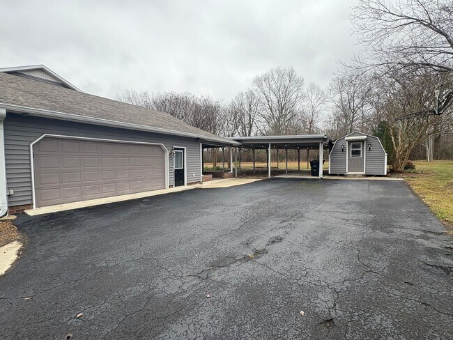 Building Photo - Charming Home Near Lakewood Golf & Country Club in Tullahoma...