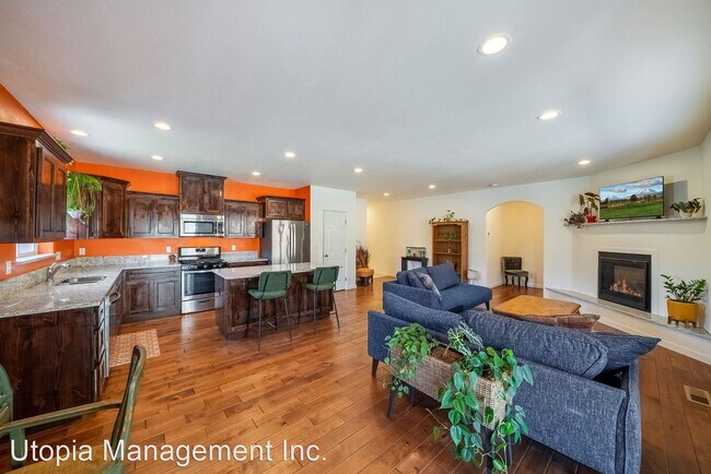 Foto del edificio - 3 br, 2 bath House - 963 SE Strawberry Lane