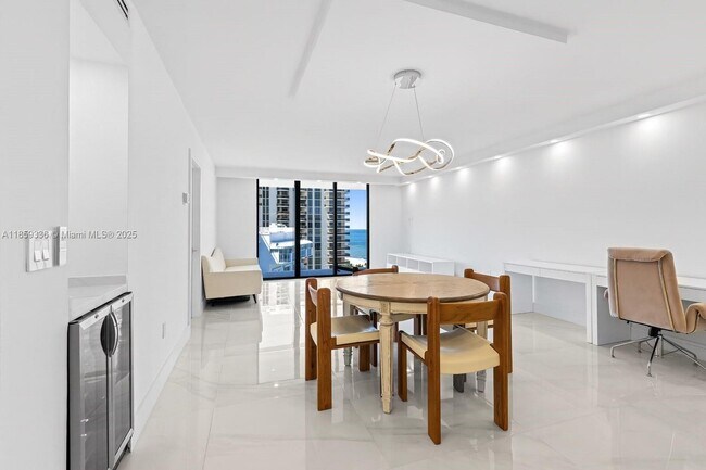 Foto del edificio - 9801 Collins Ave
