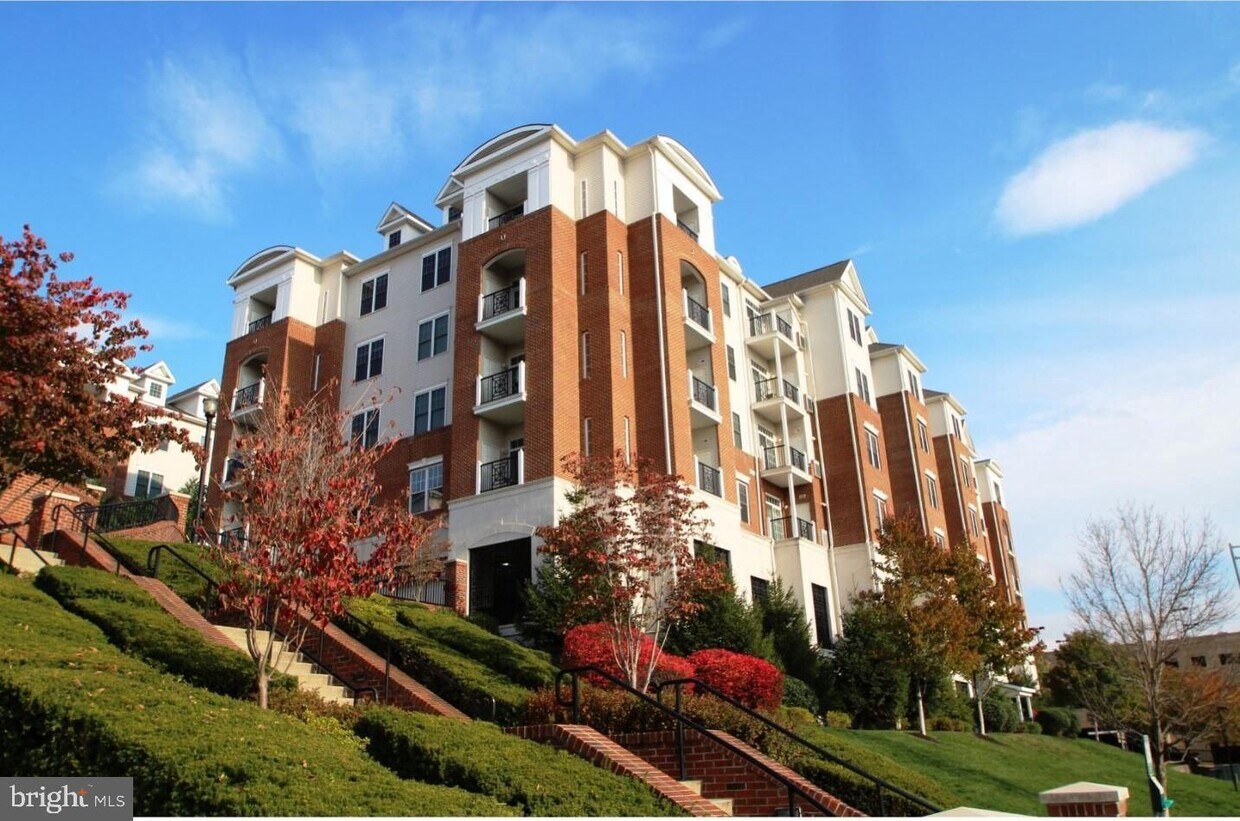 Building Photo - 200 W Elm St