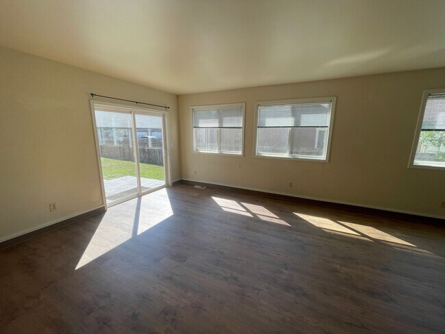 Foto del edificio - 1300 N Brooklane St