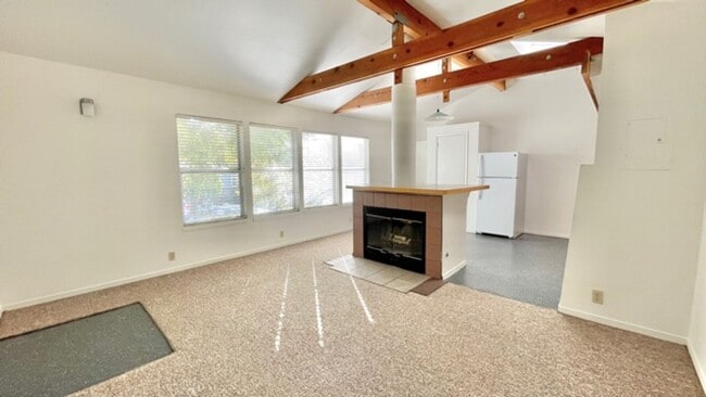 Building Photo - 2 Bedroom with Balcony and views of Cerro ...