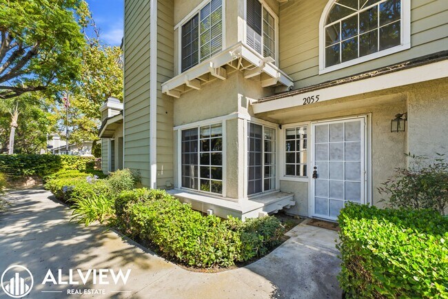 Foto del edificio - Fully Renovated 2 Bed Townhome with Private Patio, 2-Car Garage & Community Pool