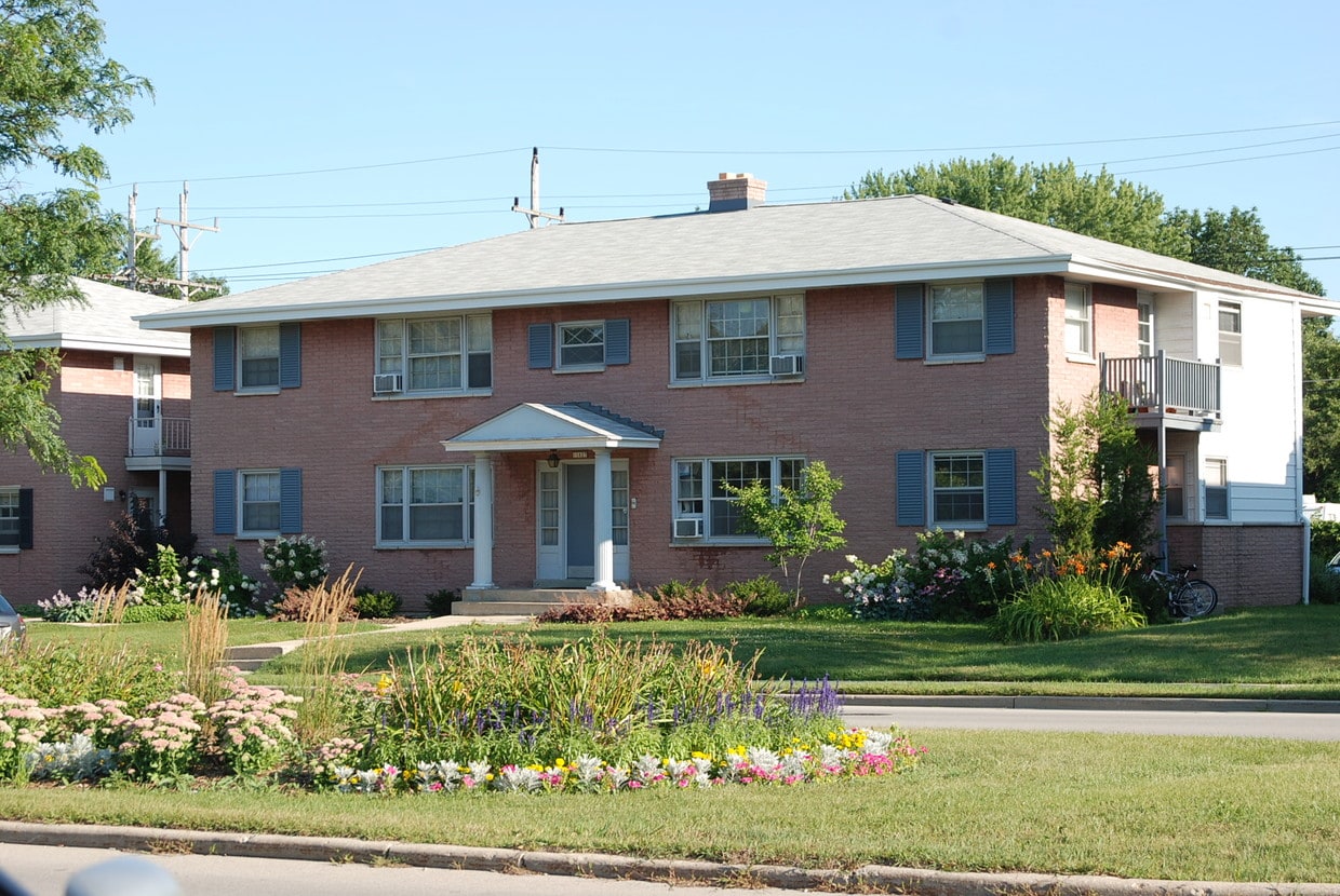 11827 W North Ave Unit 3, Wauwatosa, WI 53226 Apartment for Rent in