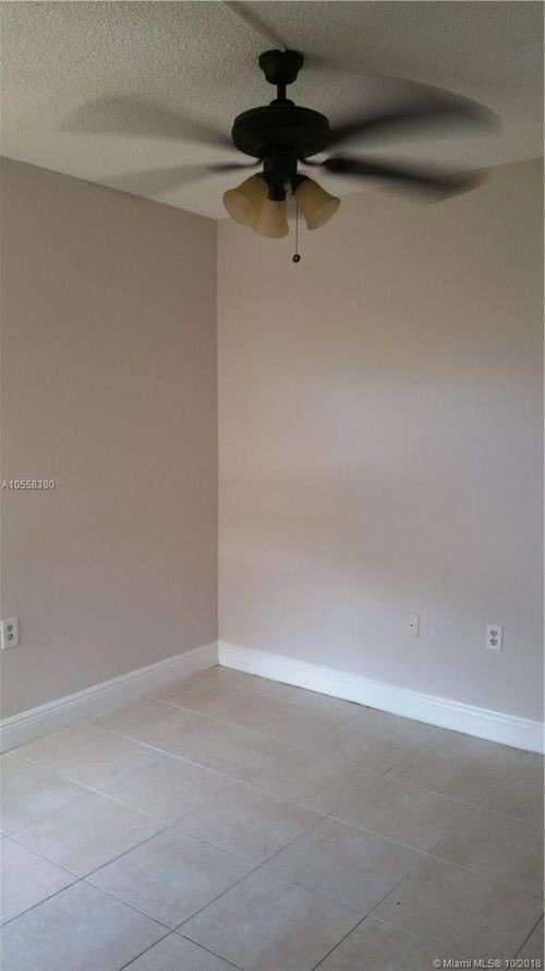 Foto del edificio - 8403 W Sample Rd