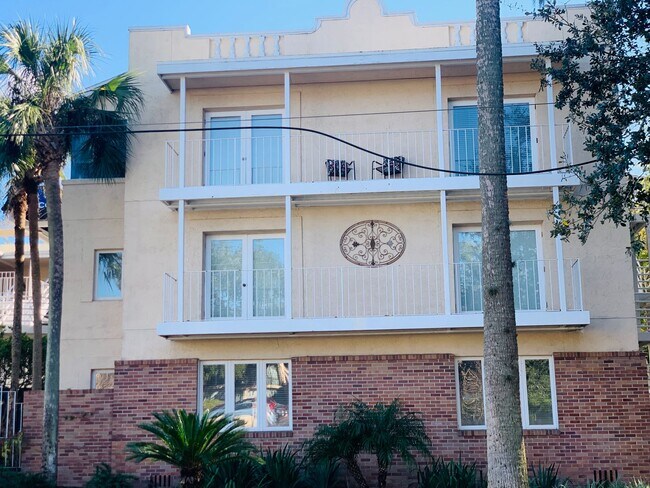 Building Photo - Beautiful 2/2 condo in the heart of Historic Avondale