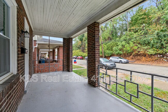 Foto del edificio - 2242 Manor Ave