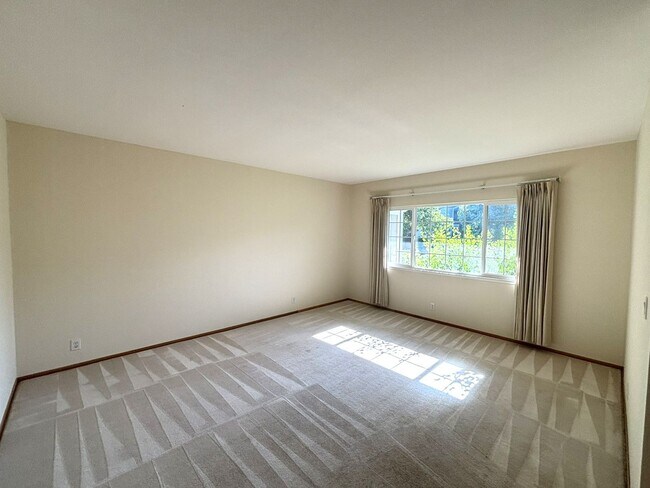 Building Photo - Charming 3-Bed, 2-Bath Home in Sought-Afte...