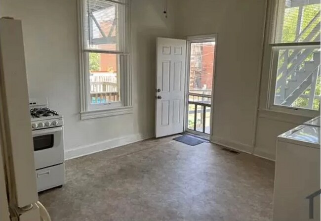 Building Photo - 221X Brookfield Ave