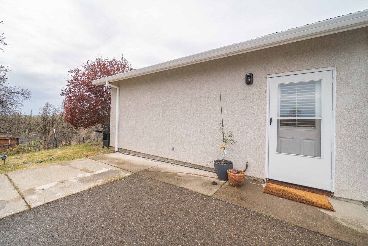 1604 Dakota Way Unit 1 Bedroom Studio Appartment (includes interne