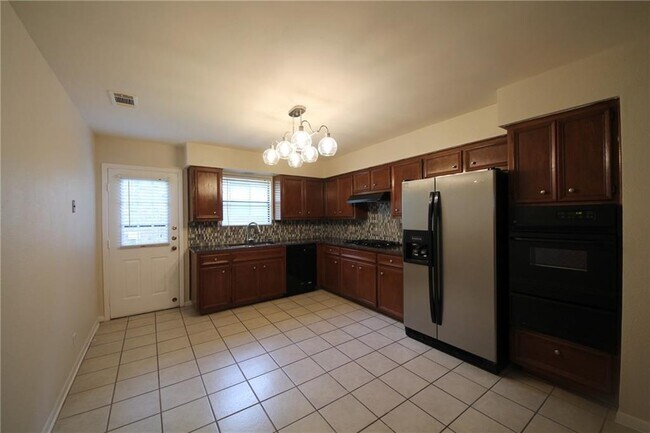 Building Photo - 3800 Knollwood Dr