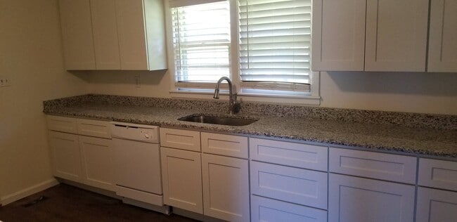 Building Photo - 1620 Riverside Dr