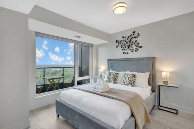 Building Photo - 585 Bloor St E