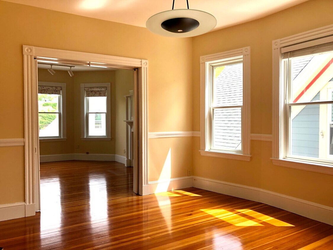 Foto principal - Gorgeous 2 bedroom near Harvard & Porter!