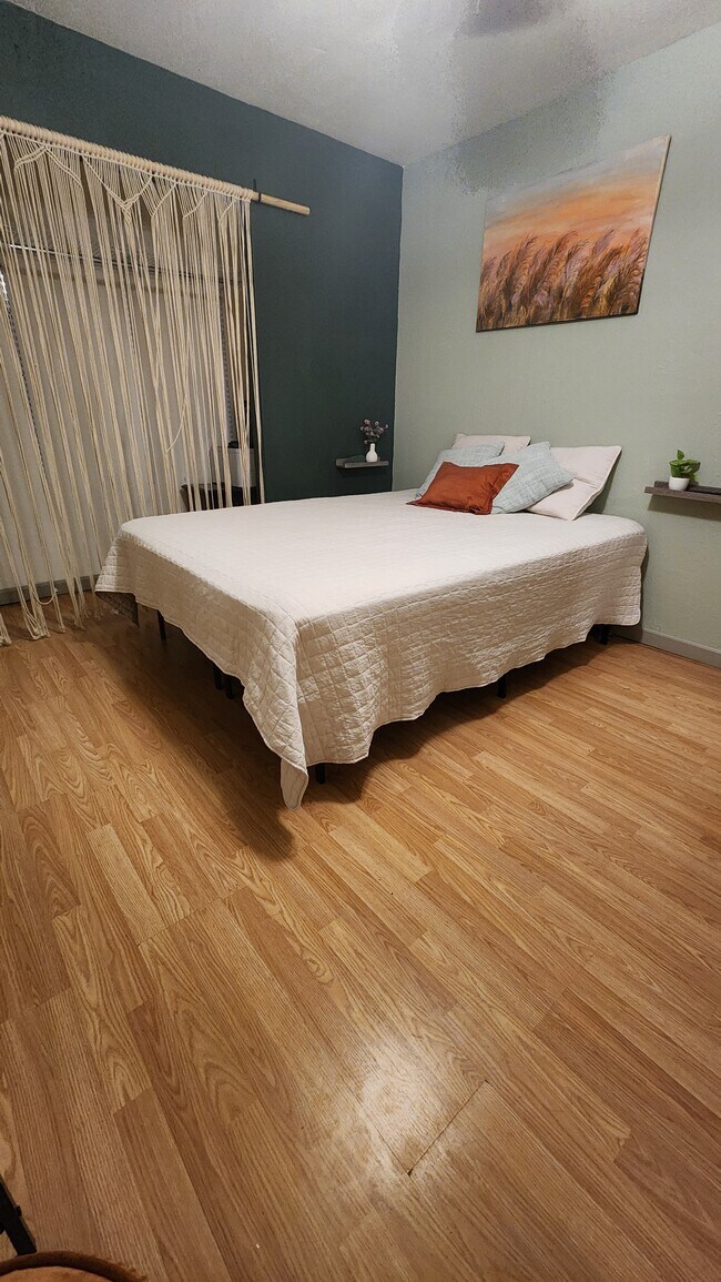 Foto del edificio - 2312 Bluebird Pl