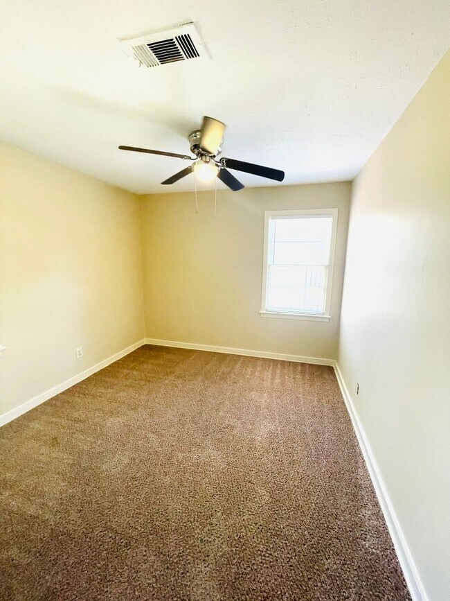 Building Photo - ** 3 Bed 1 Bath located in Chisholm ** Cal...
