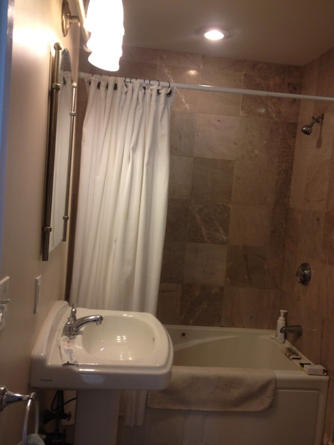 Building Photo - 30 Circuit St