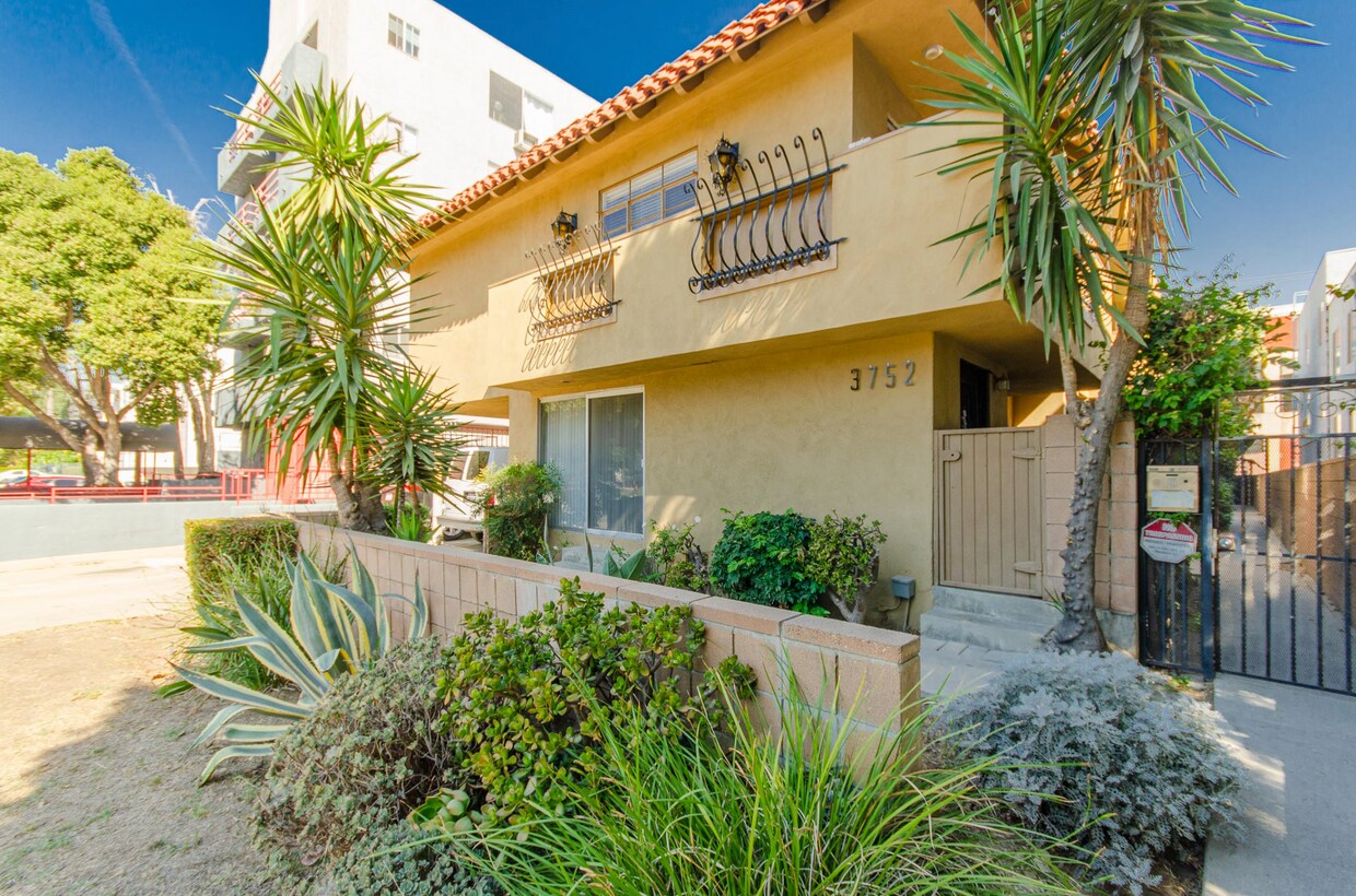 Primary Photo - 3752 Mentone Ave