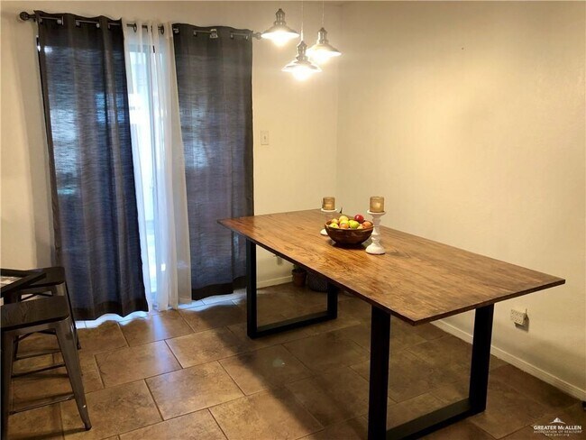 Foto del edificio - 1703 Oasis Dr