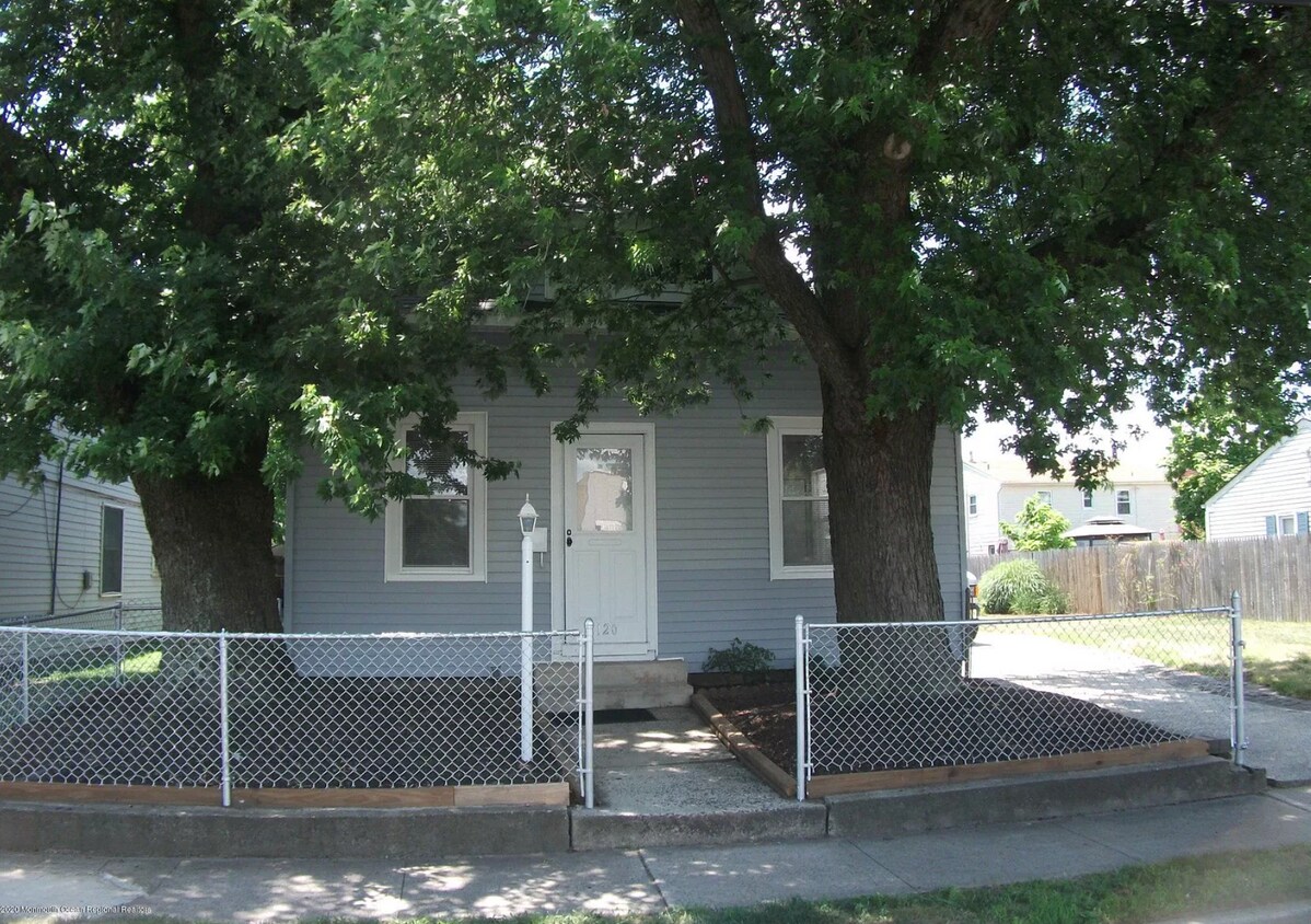 Primary Photo - 120 Seabreeze Ave