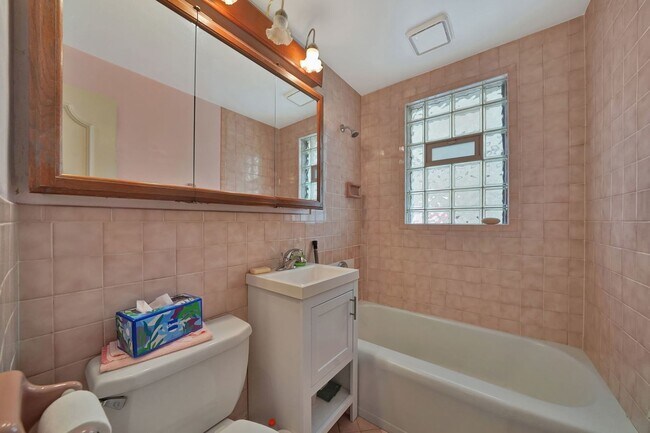 Building Photo - 3242 N Nottingham Ave