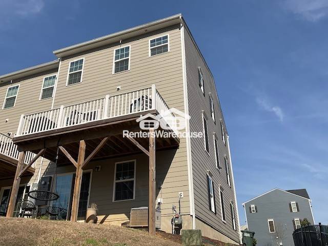 Building Photo - 3-bed, 3-bath single-family home