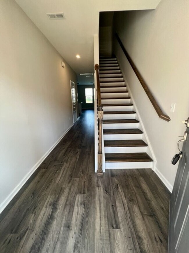 Foto del edificio - 3 Bed 2.5 Bath Townhome, Minutes from I-24...