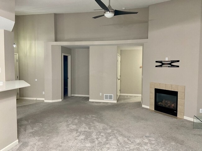Foto del edificio - Great Upper Level Condo Near Powers Corrid...