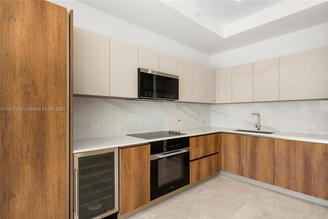 Foto del edificio - 701 Valencia Ave