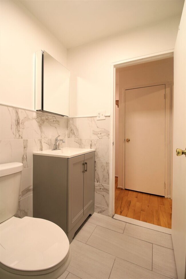 Building Photo - Beautiful 1 BR w/ Decorative Fireplace & M...