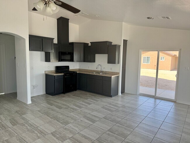 Foto del edificio - Almost New Home with three bedroom and two bath.