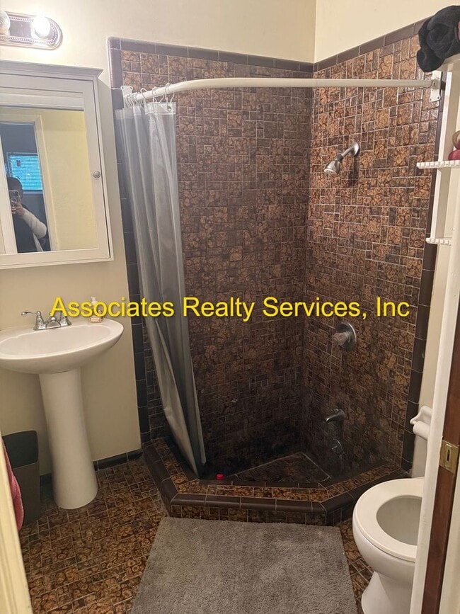 Building Photo - Country Living w/ Lots of Light!!!- Must See