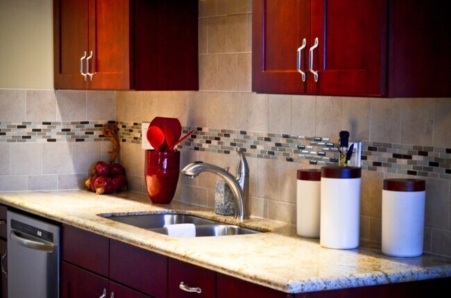 Foto del edificio - Beautiful remodeled ground floor 2 bedroom 1.5 bath