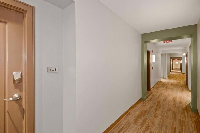 Building Photo - Terrific Two-Bedroom Condo Steps from the ...