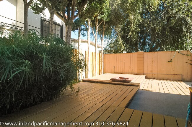 Foto del edificio - Private Rear Corner Townhome with Patio an...