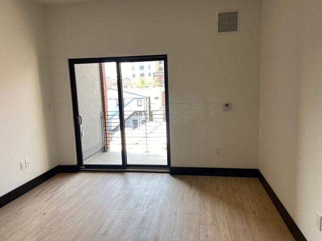 Building Photo - Fantastic one bedroom with den and balcony...