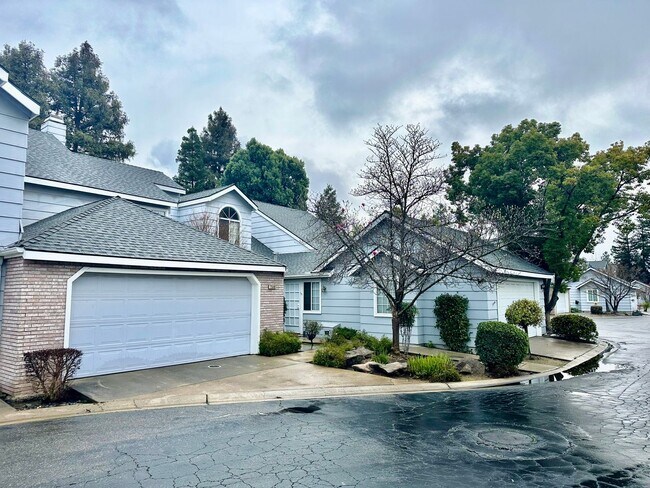 Building Photo - Large North Fresno condo near Woodward Park