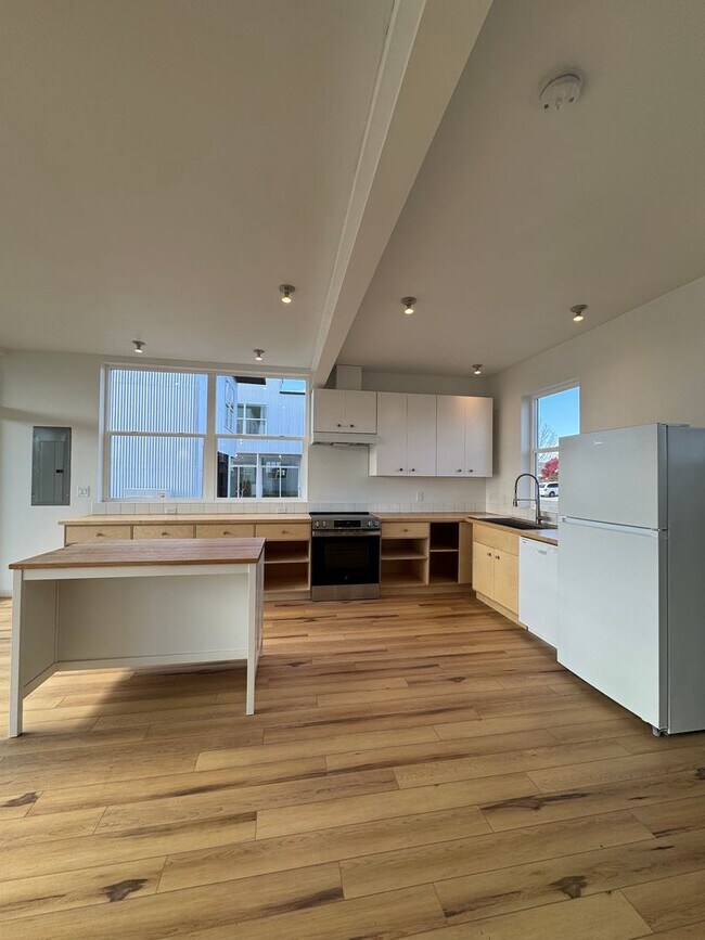 Foto del edificio - 4BR/3BA with Soaring Ceilings & Large Windows