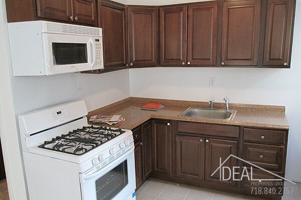 Building Photo - 99 Graham Avenue #1R