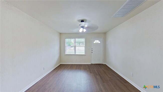 Foto del edificio - 207 E 2nd St