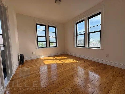 Foto del edificio - 3 bedroom in ASTORIA NY 11105