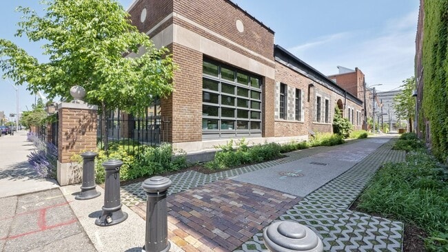 Building Photo - Brentwood